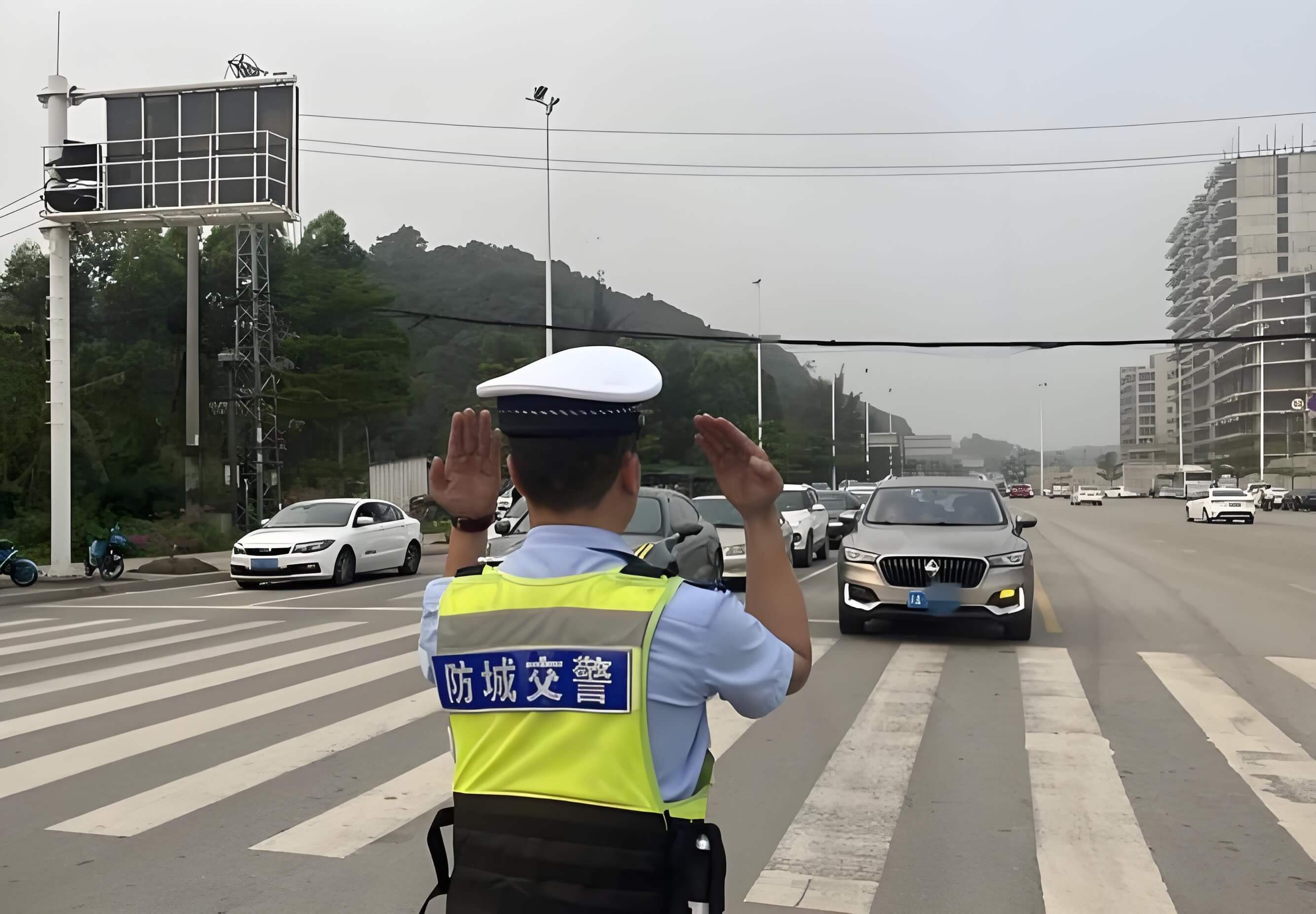 防城港交警.jpg