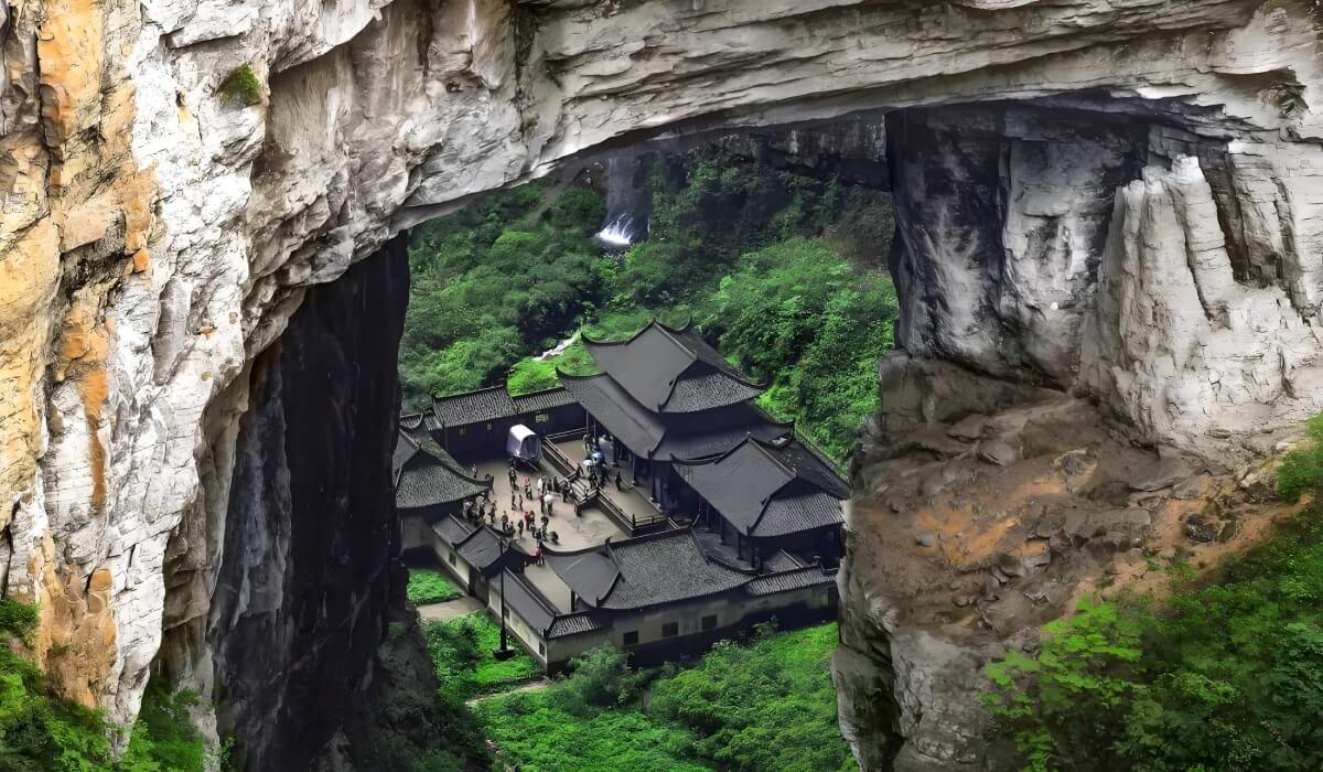 天坑喀斯特地貌.jpg