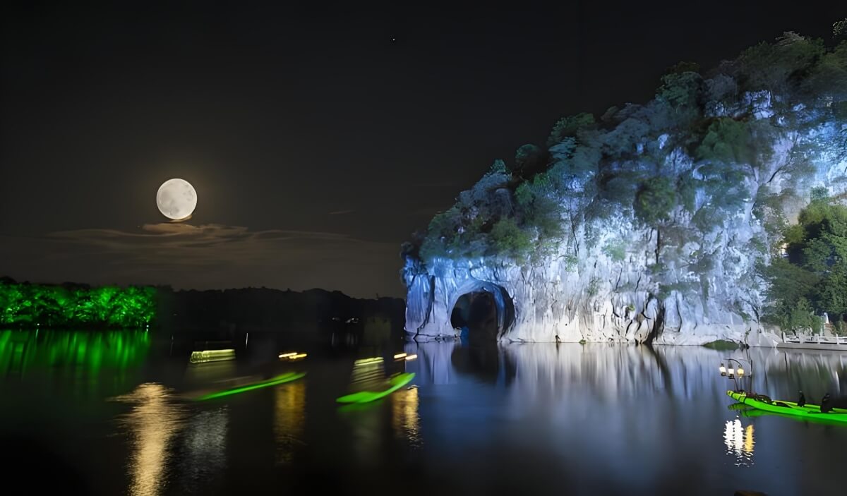 桂林·象鼻山赏月.jpg