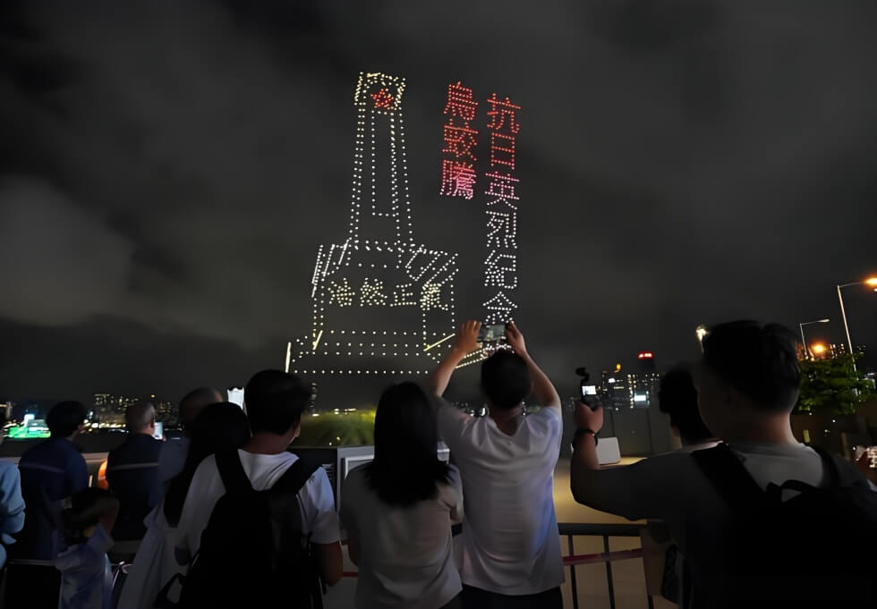 香港又上大分！1200架无人机重现日本投降矣.jpg