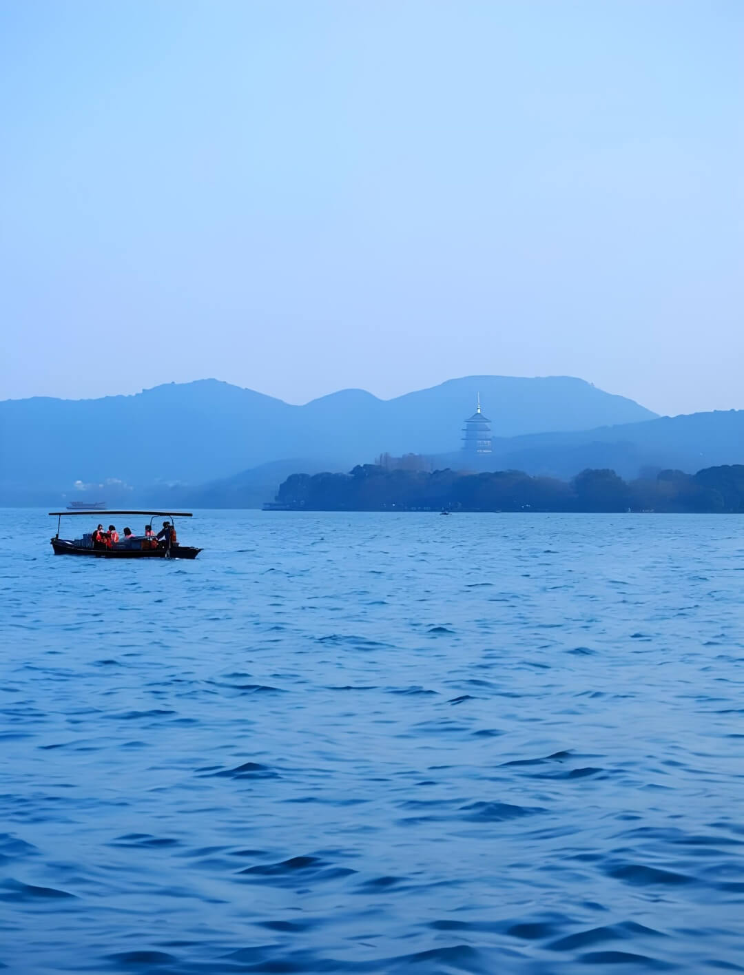 西湖摇橹船.jpg