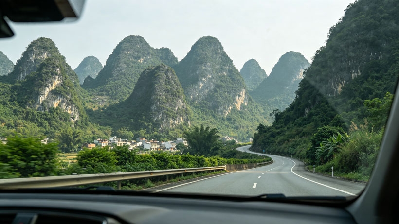 广西沿边公路沿途峰林道路实拍.jpg